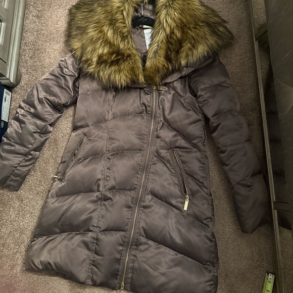 Jennifer Lopez puffer coat with detachable fur collar - Picture 3 of 10